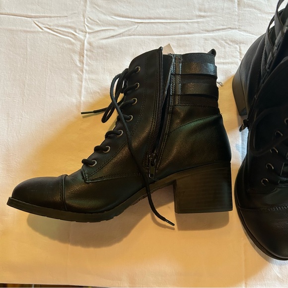 Brash Boots, Size 7 - Picture 2 of 9